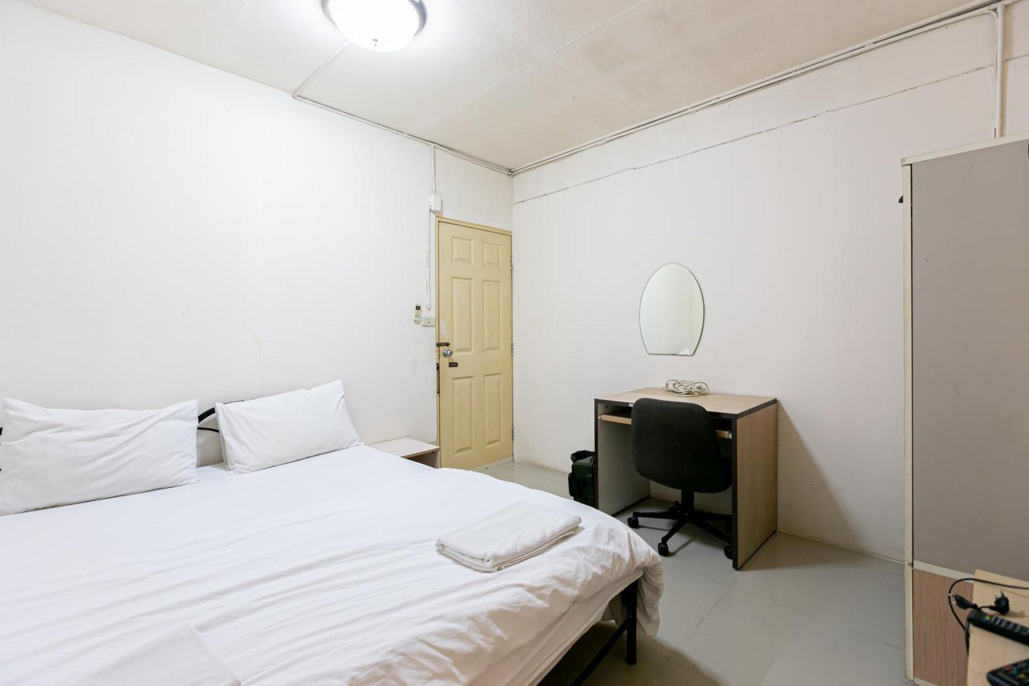 Freesia Saladaeng Silom Apartments Бангкок Экстерьер фото