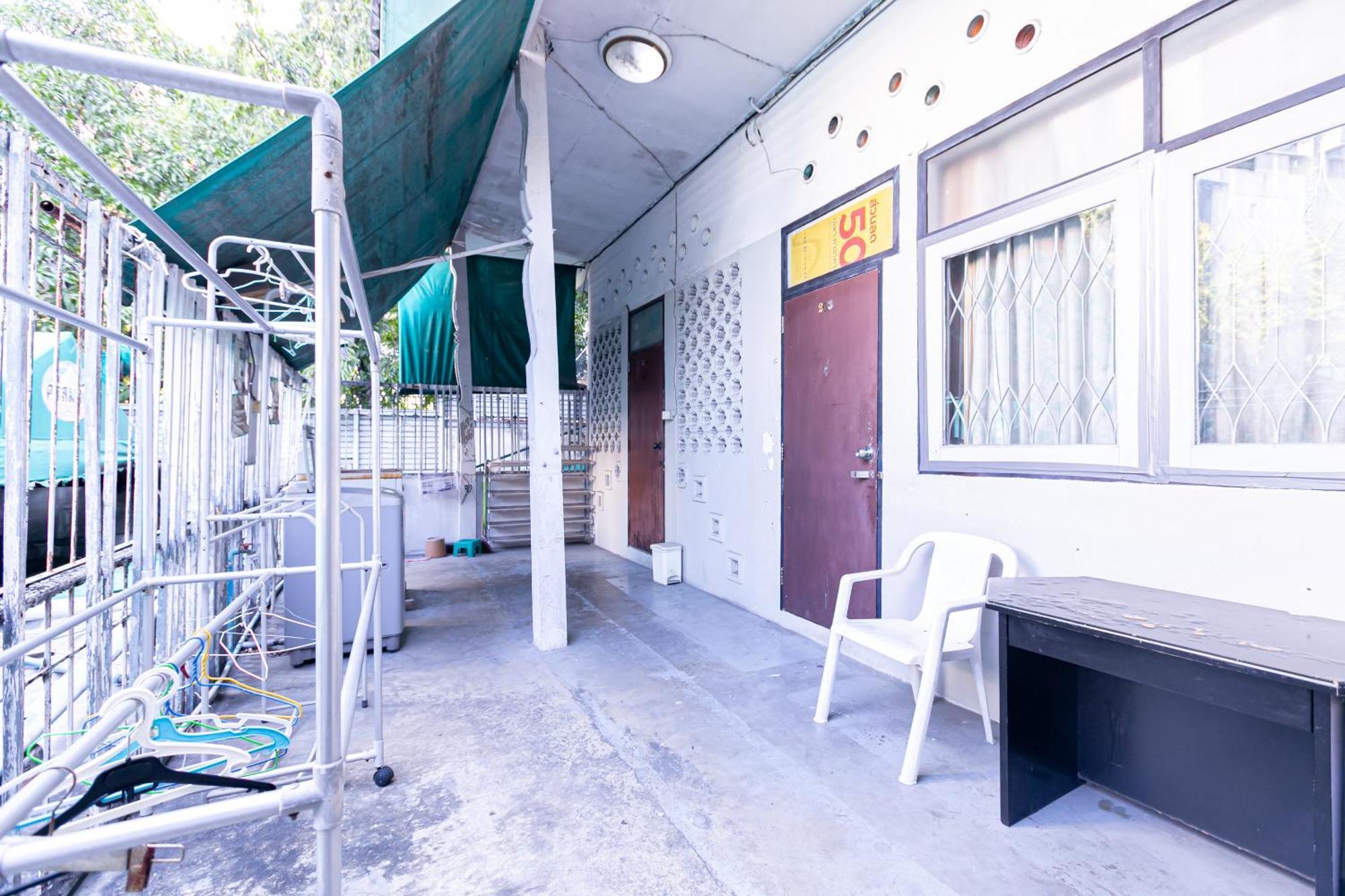 Freesia Saladaeng Silom Apartments Бангкок Экстерьер фото